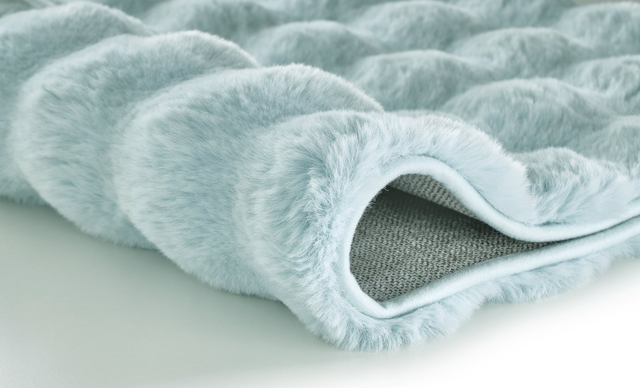 Nahaufnahme des flauschigen Badteppichs CLOUD Opal 70 x 120 cm in hellem Blau.