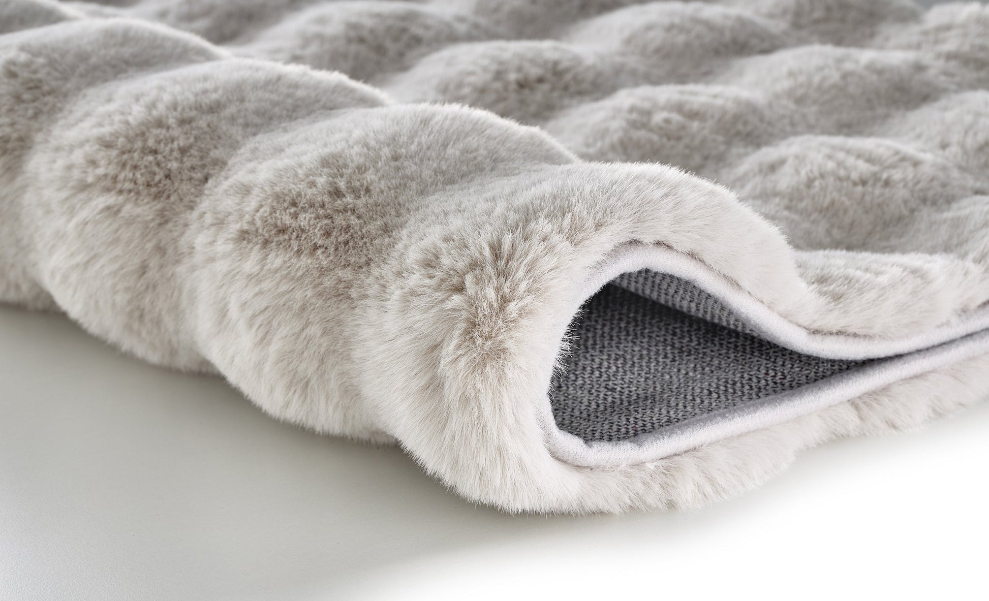 Nahaufnahme des Badteppichs CLOUD seidenfarben 60 x 90 cm mit weicher, flauschiger Oberfläche.