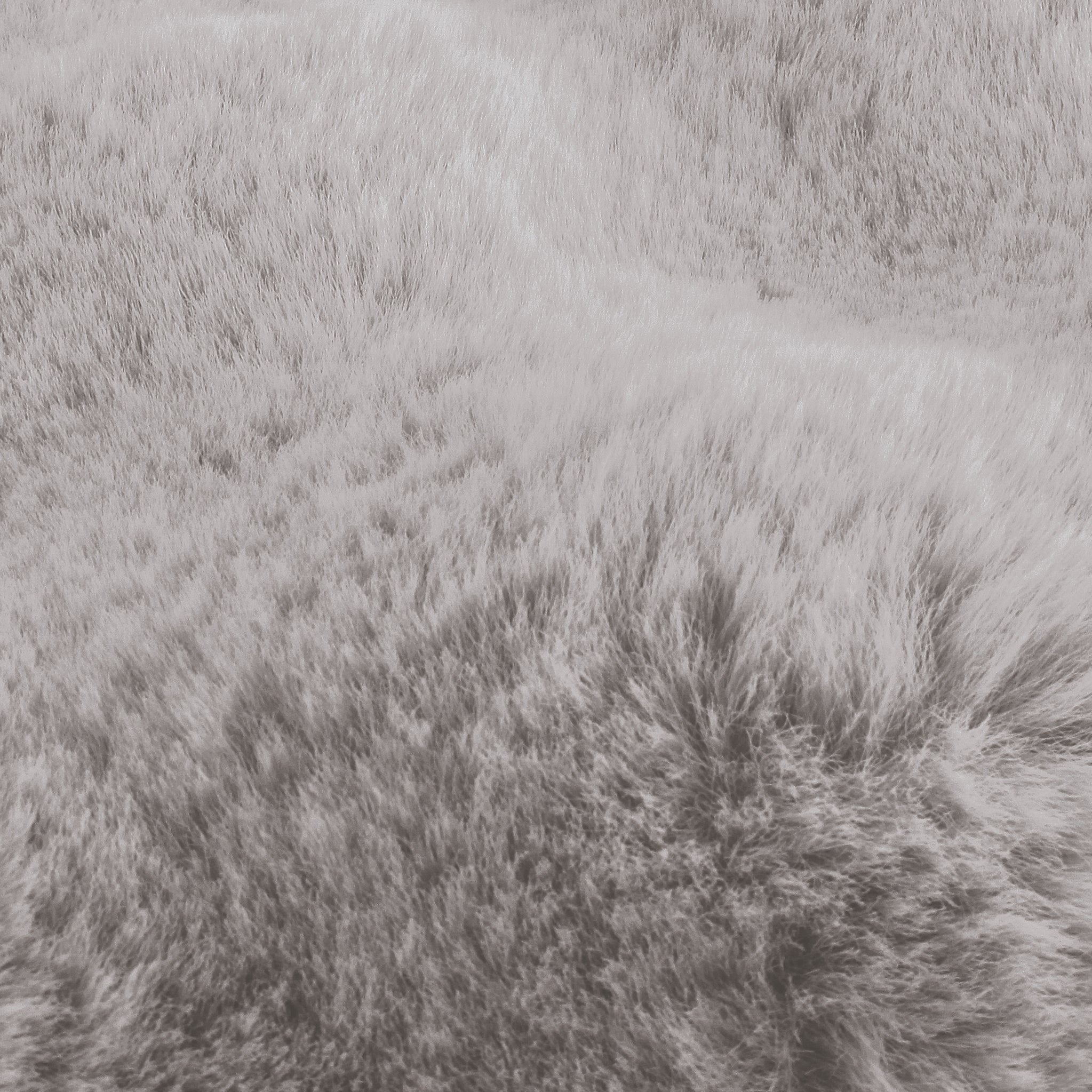 Nahaufnahme Badteppich CLOUD silbergrau 50 x 60 cm mit weicher, flauschiger Oberfläche.