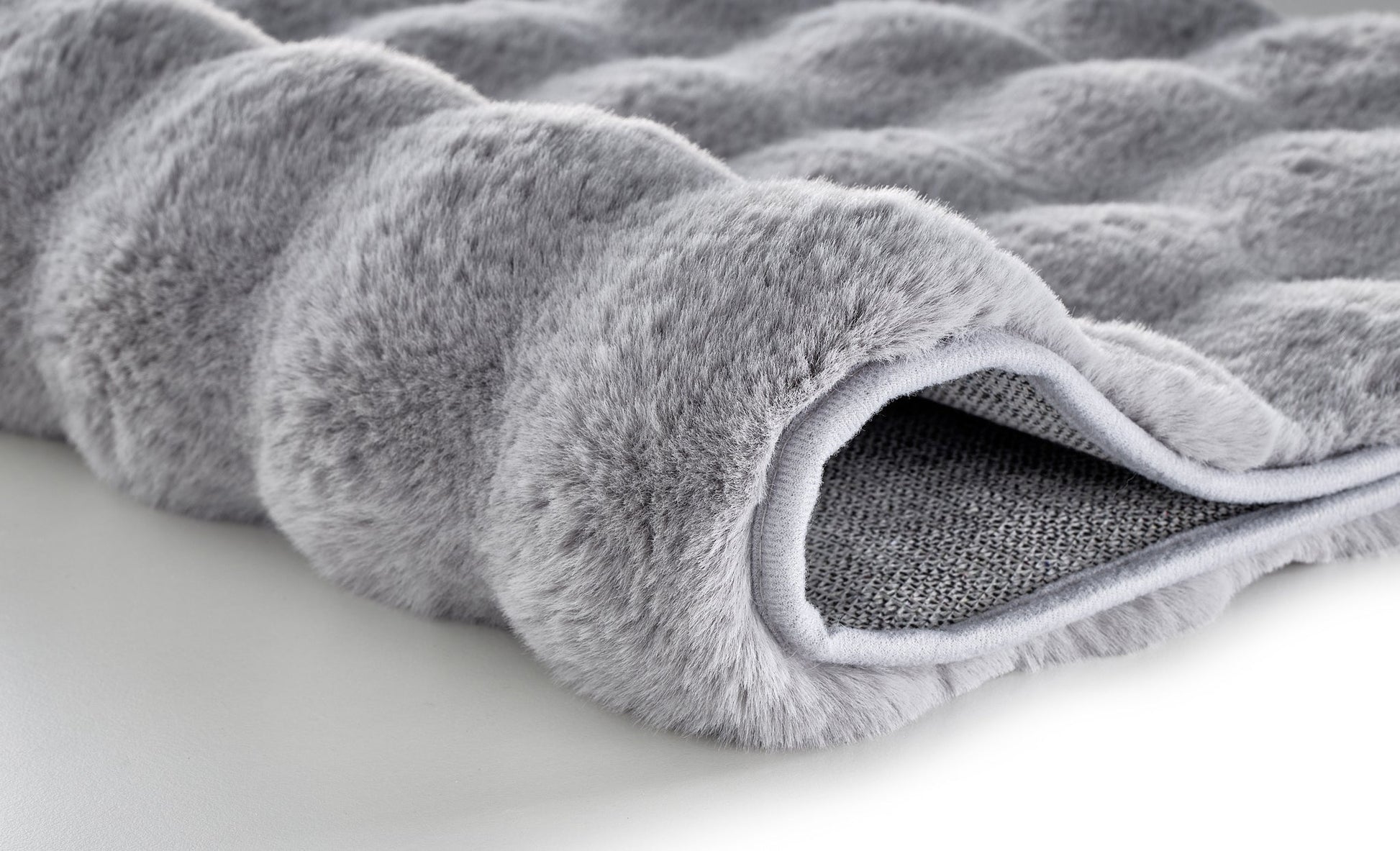 Badteppich CLOUD in Silbergrau 50 x 60 cm zeigt flauschige Oberfläche in Nahaufnahme.