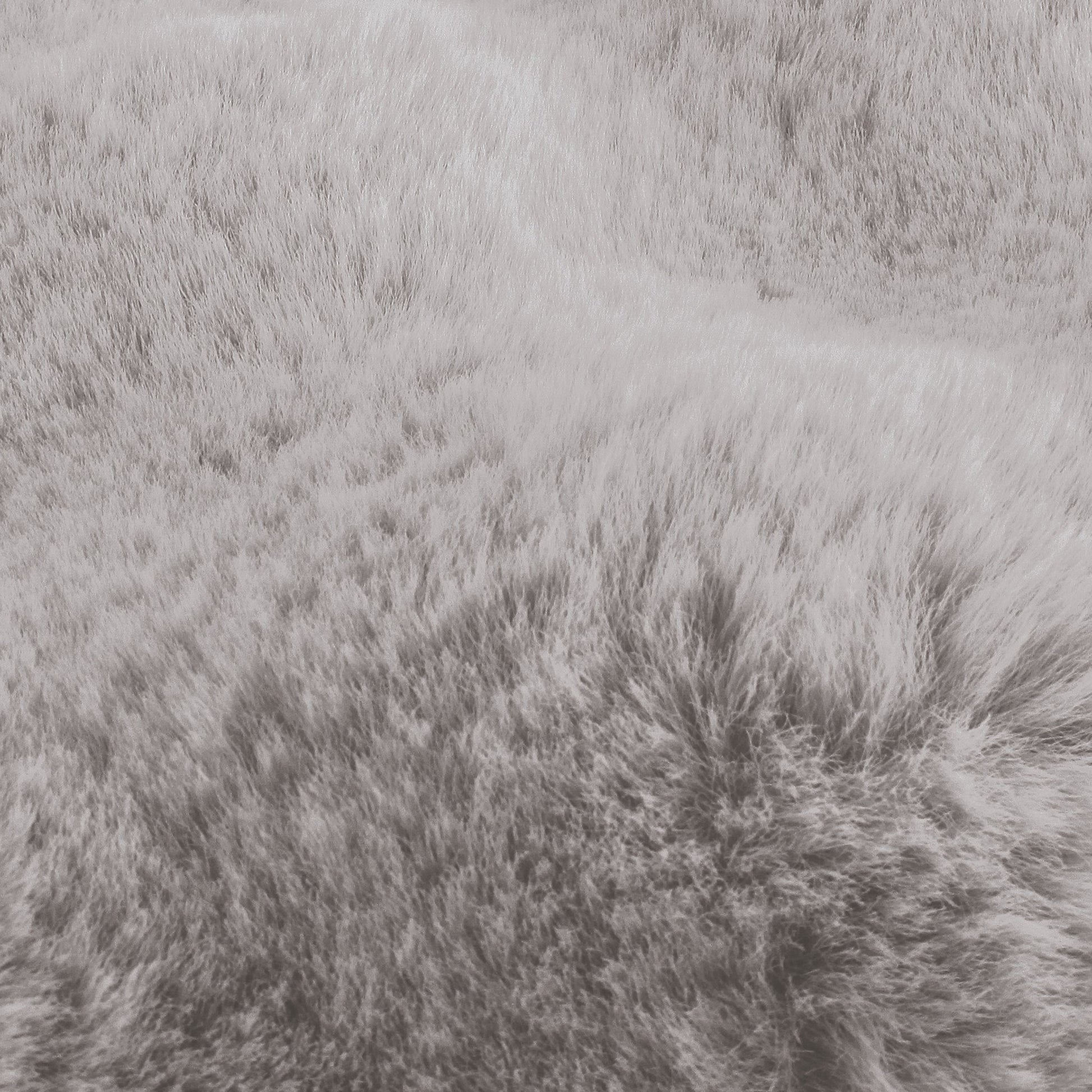 Nahaufnahme des flauschigen Badteppichs CLOUD in Silbergrau mit weicher Oberfläche.