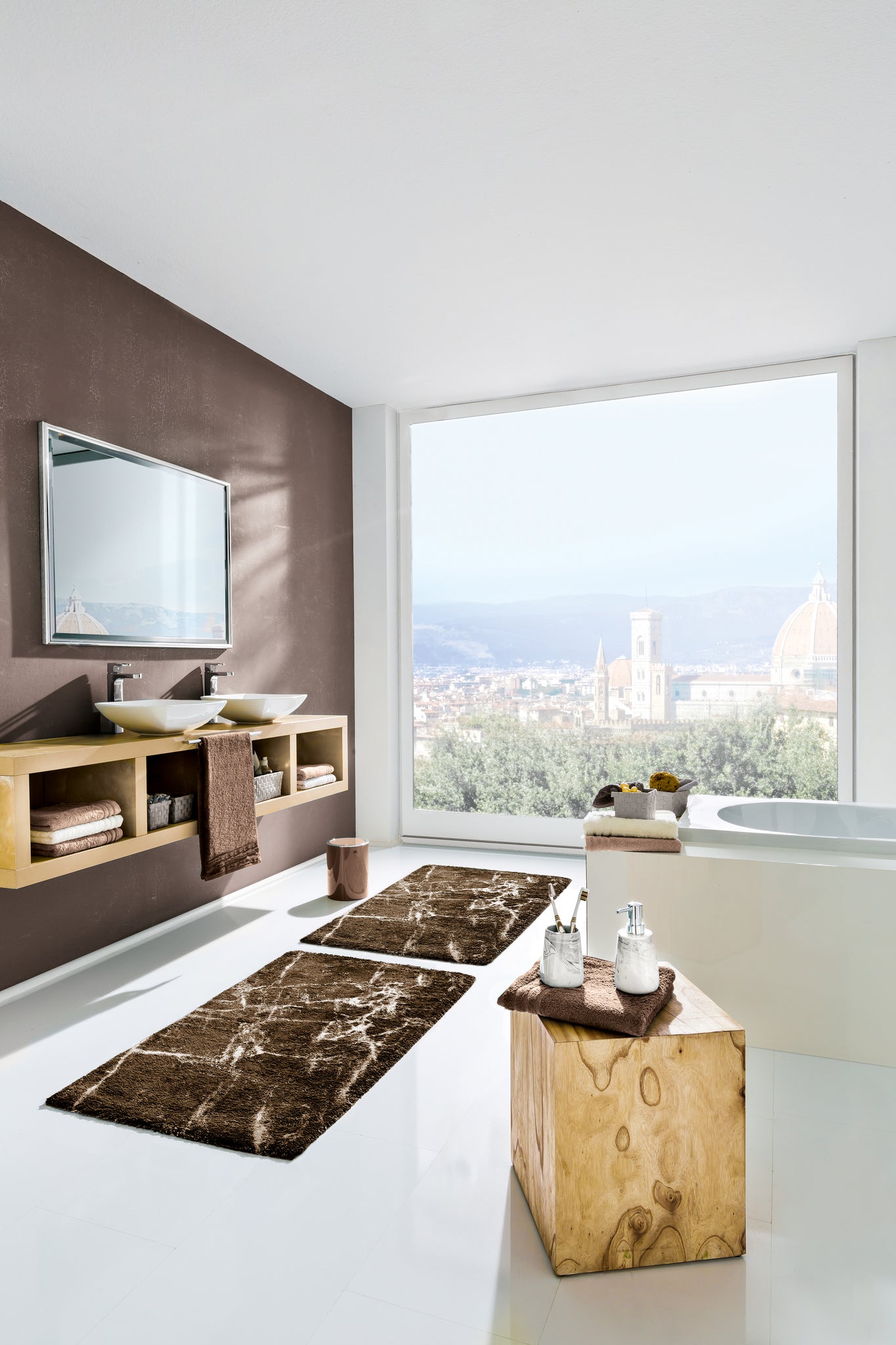 Modernes Bad mit Doppelwaschbecken, Badewanne und braunen Teppichen