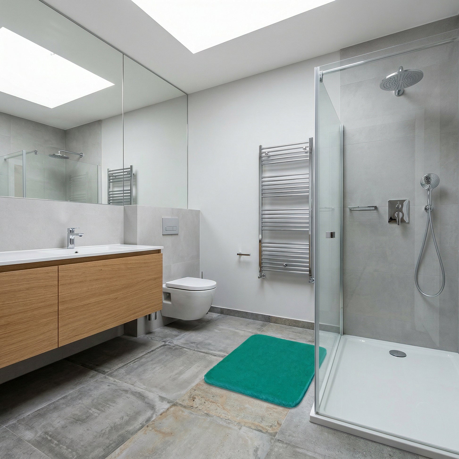 Modernes Bad mit Glasdusche, Holzwaschtisch, WC und grüner Badematte