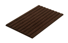 Rechteckige braune Badematte mit breiten, längs verlaufenden Rippen