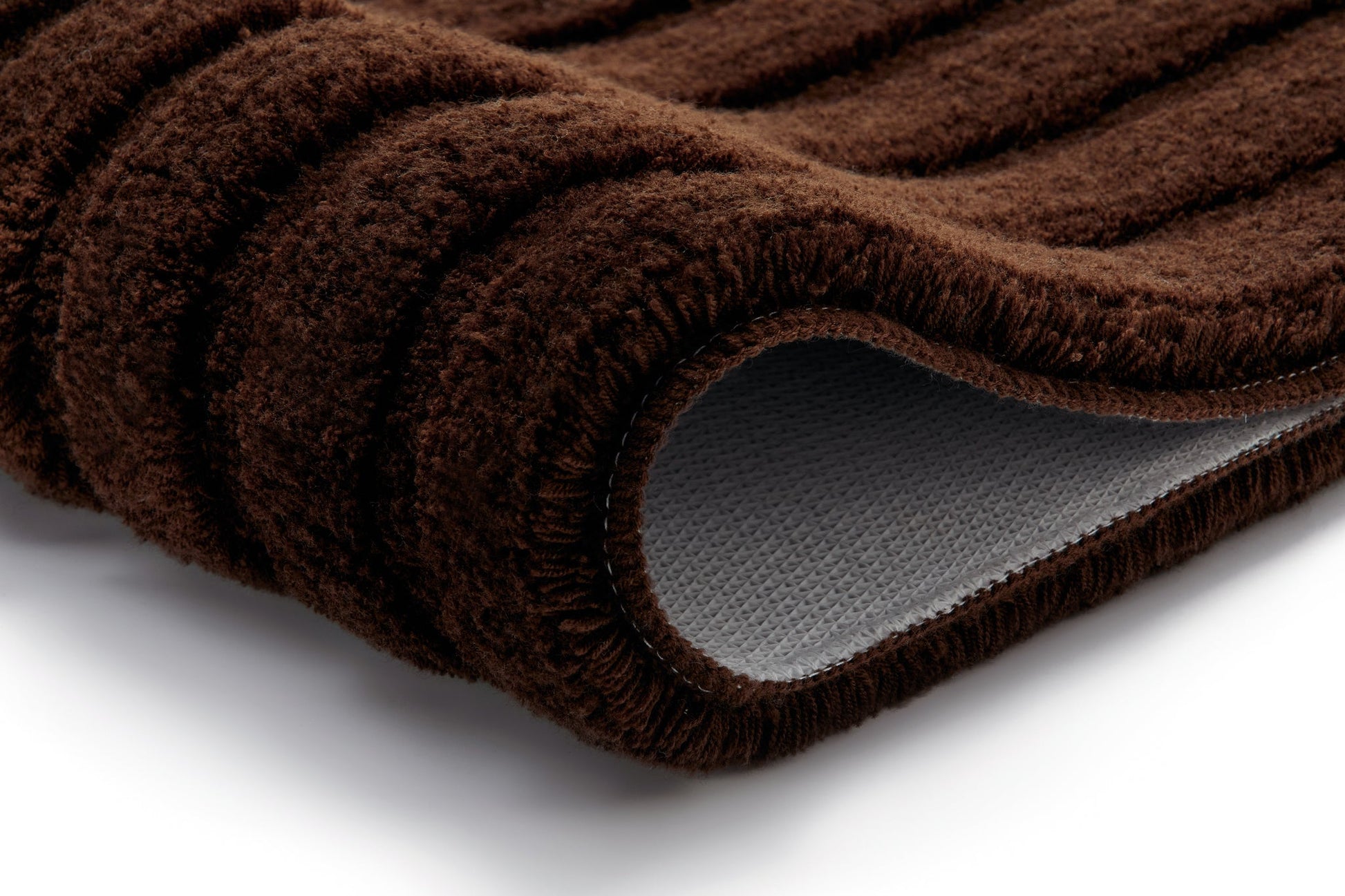 Braune, gerippte Badematte in Nahaufnahme mit rutschfester Unterseite