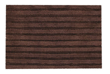 Rechteckige braune Badematte mit waagerechten dunklen Streifen