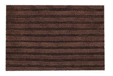Rechteckige braune Badematte mit flauschigen, dunklen Streifen-Textur