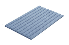 Rechteckige hellblaue Badematte mit längs verlaufender Rillenstruktur