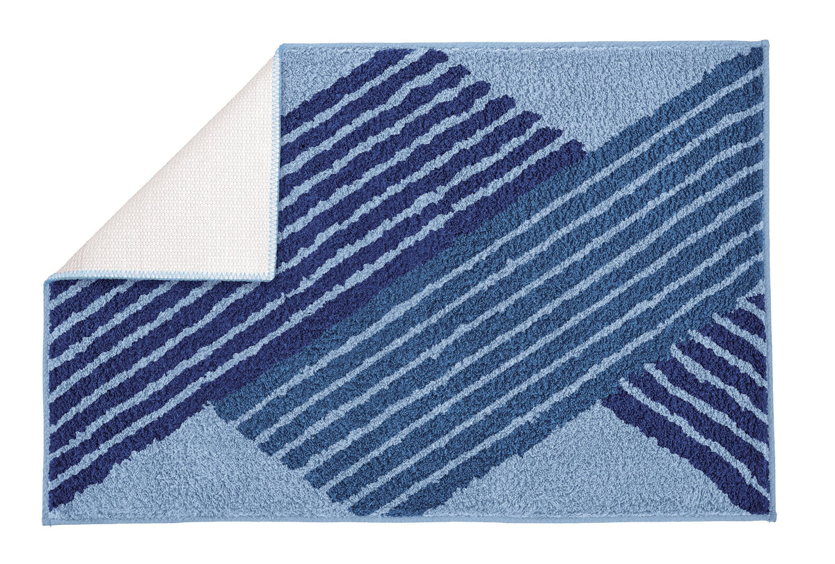 Hellblauer Badteppich mit dunkelblauem, diagonal gestreiftem Muster