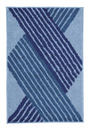 Hellblaue Badematte mit dunkelblauem, modernem, diagonalen Streifenmuster