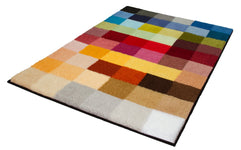 Bunter rechteckiger Badteppich mit vielen quadratischen Farbflächen