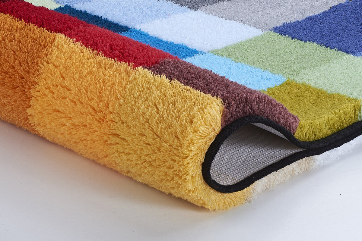 Detailaufnahme einer bunt karierten Badvorlegerkante auf hellem Grund