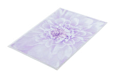 Fliederfarbene Badematte mit großem Blumenmotiv schräg aufgenommen