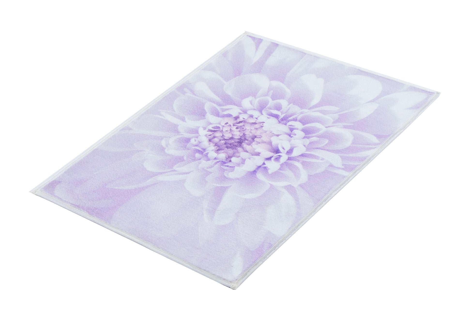 Fliederfarbene Badematte mit großem Blumenmotiv schräg aufgenommen