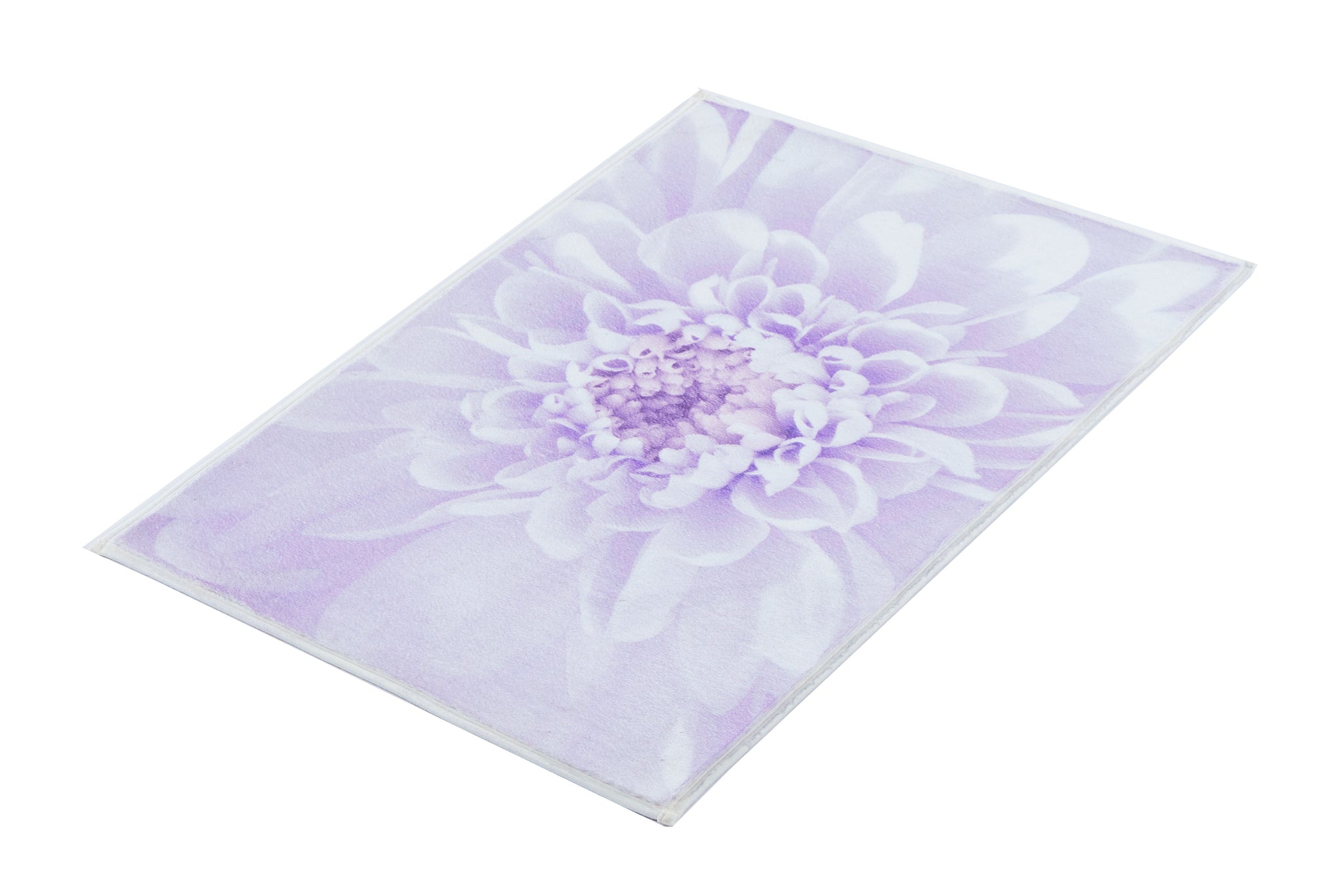 Fliederfarbene Badematte mit großem Blumenmotiv schräg aufgenommen