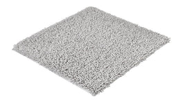 Quadratische, hochflorige Badematte in Hellgrau auf weißem Hintergrund