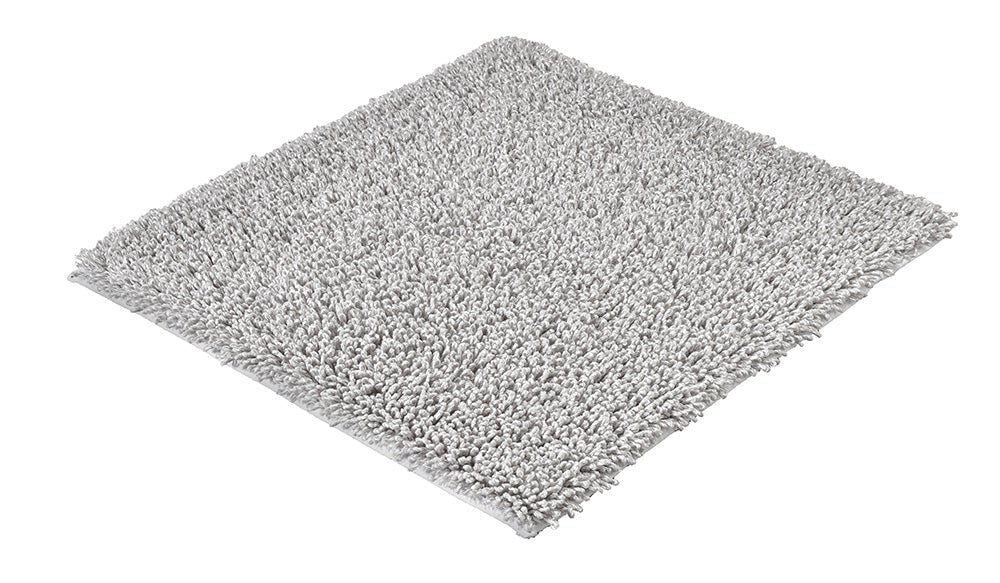 Badteppich DANA seidenfarben 60x60 cm liegt als flauschiger, quadratischer Teppich auf dem Boden.