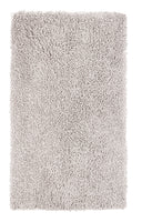 Rechteckiger, hochfloriger Badezimmerteppich in hellgrauem Ton von oben