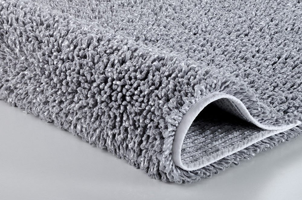 Badteppich DANA silbergrau 60 x 100 cm als Detailaufnahme mit umgeschlagener Ecke.