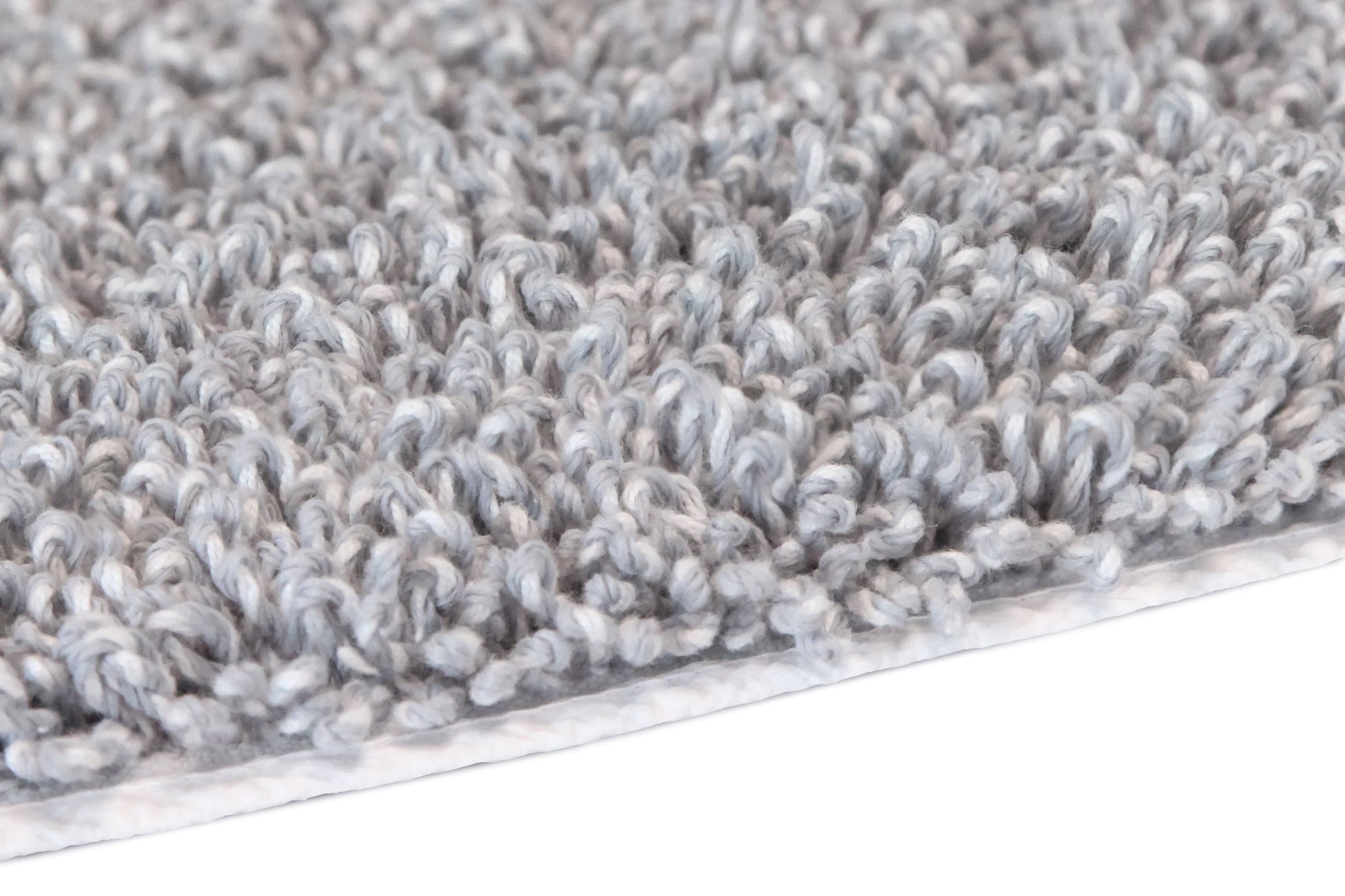 Detailansicht des Badteppichs DANA in Silbergrau 60 x 60 cm mit weicher, dichter Hochflorstruktur.