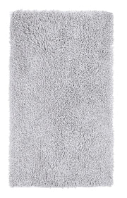 Silbergrauer Badteppich DANA in 70 x 120 cm liegt flach mit weicher Hochflor-Oberfläche.