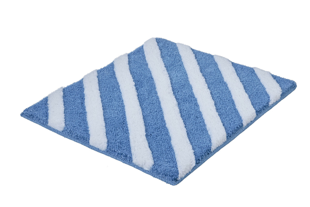 Blau-weißer, flauschiger Badteppich mit diagonalen Streifen.