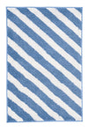 Blauer Teppich mit weißen Diagonalstreifen in flauschiger Optik.