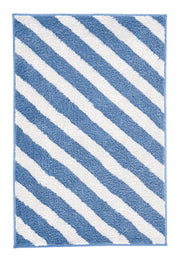 Blauer Teppich mit weißen Diagonalstreifen in flauschiger Optik.