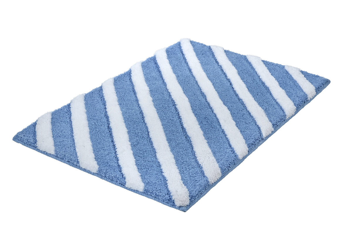 Blauer flauschiger Teppich mit weißen Streifen auf weißem Hintergrund.
