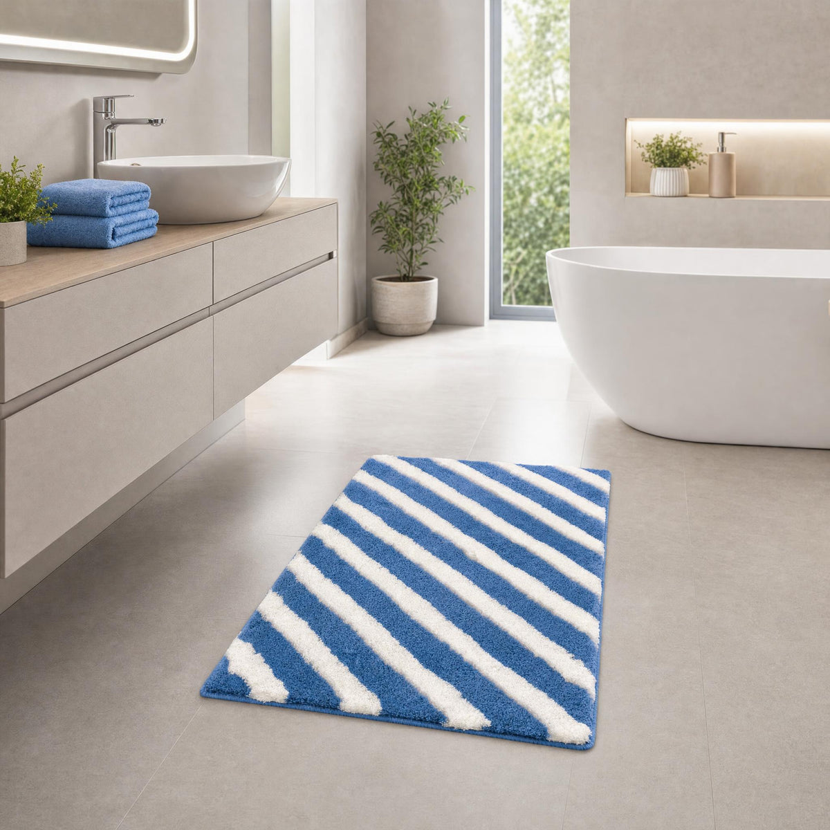 Blau-weißer Badteppich mit Streifen in modernem, hellem Badezimmer.