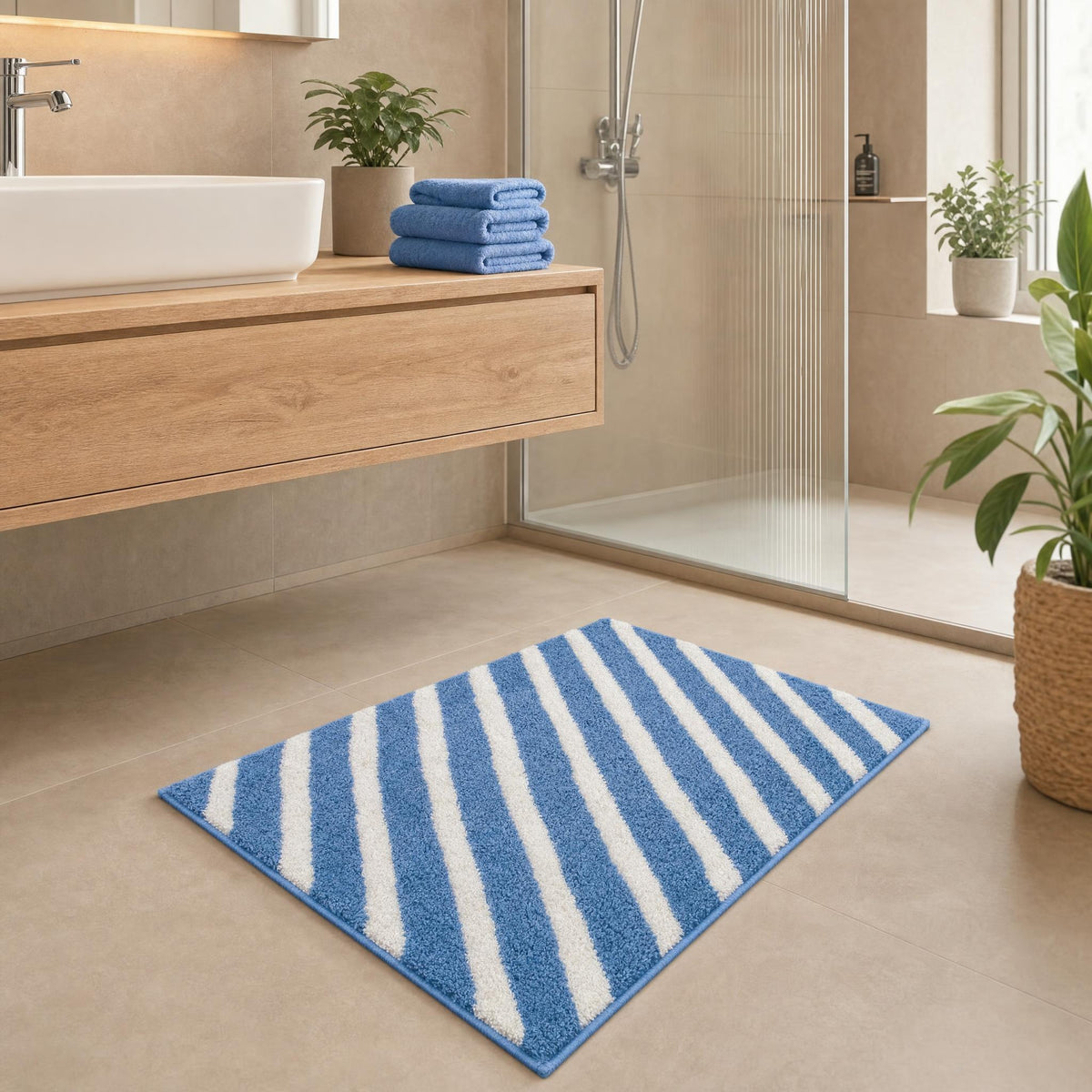 Blau-weißer Badteppich mit Streifen in modernem Badezimmer vor Dusche.