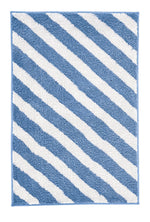 Blauer Teppich mit weißen diagonalen Streifen.