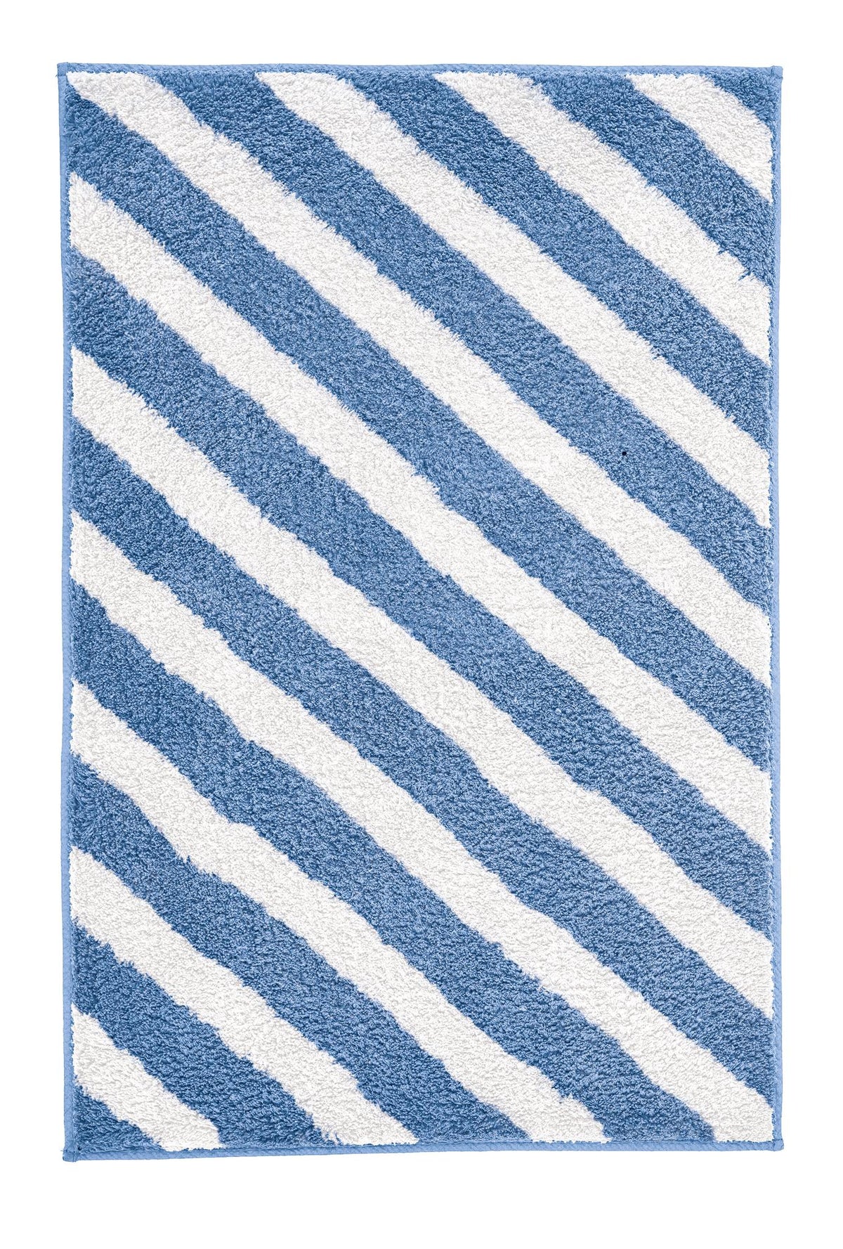 Blauer Teppich mit weißen diagonalen Streifen.