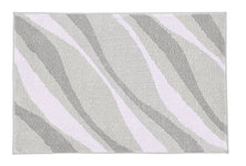 Badematte mit zarten welligen Streifen in Grau, Hellgrau und Weiß