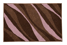 Rechteckiger Badematte mit braunen und rosafarbenen Wellenstreifen