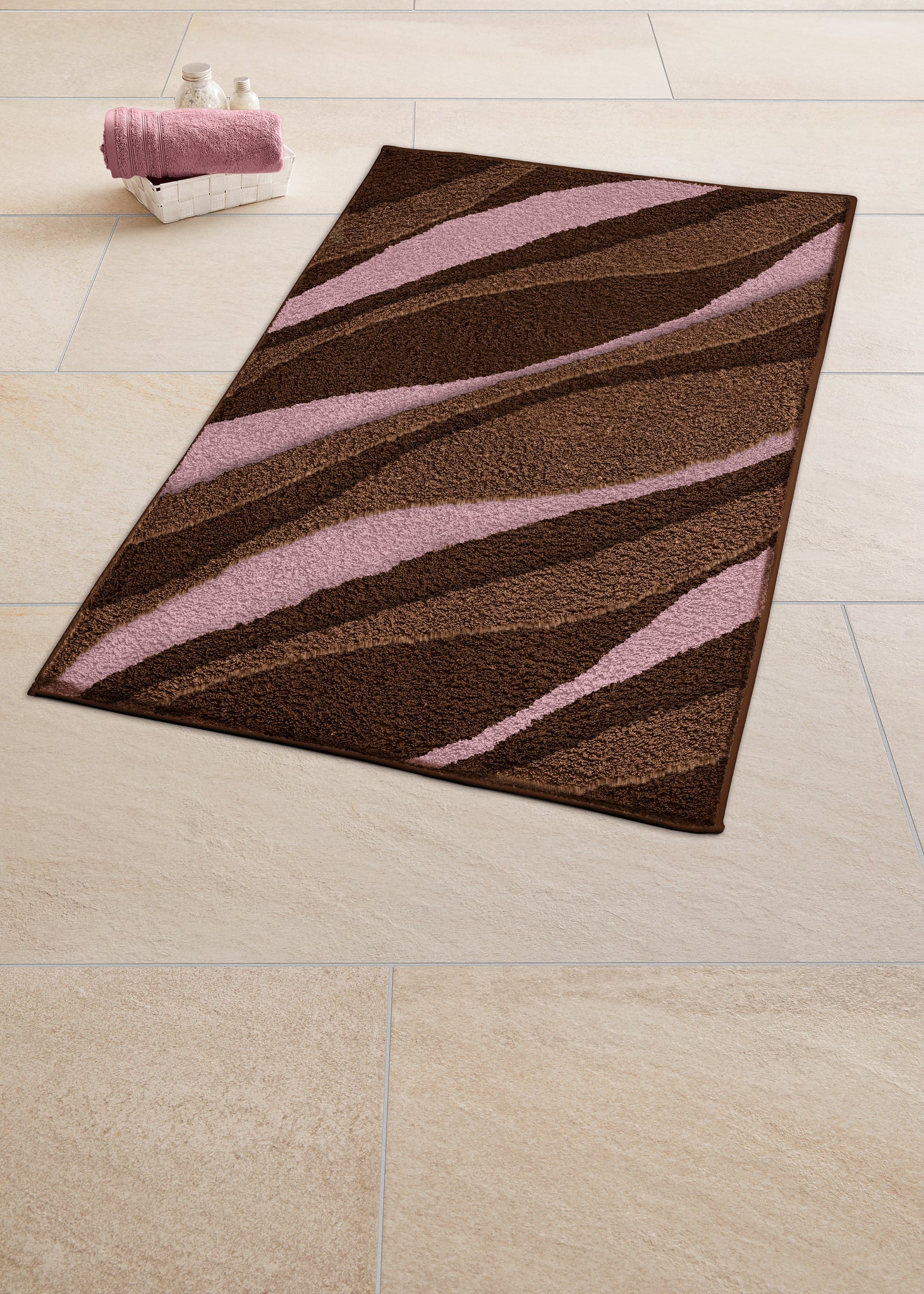 Badematte mit braun-rosa Wellenmuster auf hellen Fliesenboden im Bad