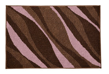 Badematte mit braun-rosa Wellenmuster in verschiedenen Schattierungen