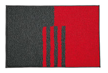 Rechteckige Badematte in Grau und Rot mit vier roten Streifen vorn
