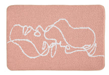 Rosa Badematte mit weißer, abstrakter Linienzeichnung zweier Gesichter