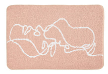 Rosa Badematte mit weißer abstrakter Linienzeichnung zweier Gesichter