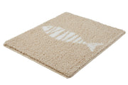 Beige Badematte aus Hochflor mit weißem Fisch-Skelett-Motiv vorn schräg
