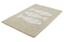 Beiger Badteppich mit weißem Fischmuster auf rechteckigem Teppichflor