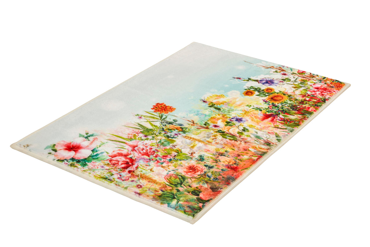 Badteppich mit buntem Blumenmuster auf hellem Hintergrund.