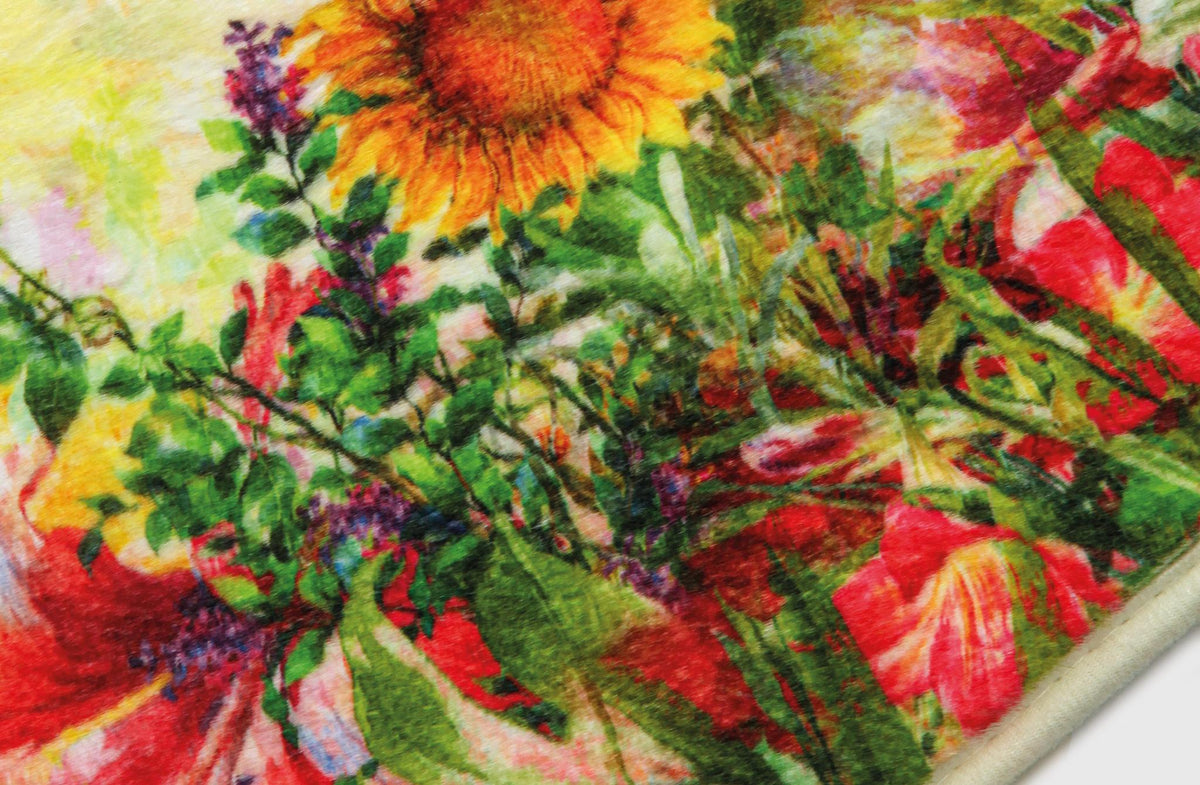 Badteppich mit farbenfrohem Blumenmotiv in Rot, Gelb, Grün und Lila.