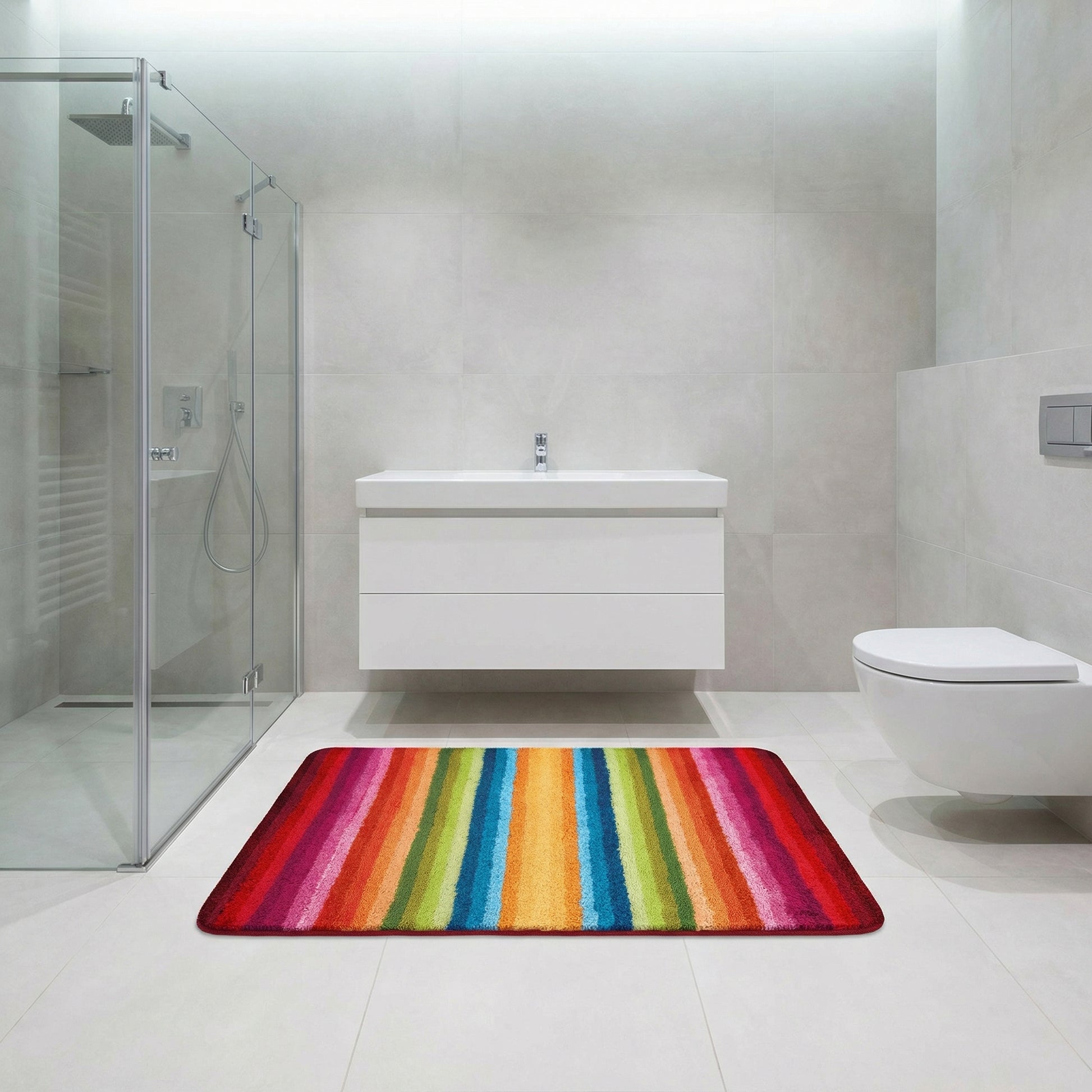 Bunter Badteppich mit Regenbogenstreifen in modernem weißen Badraum