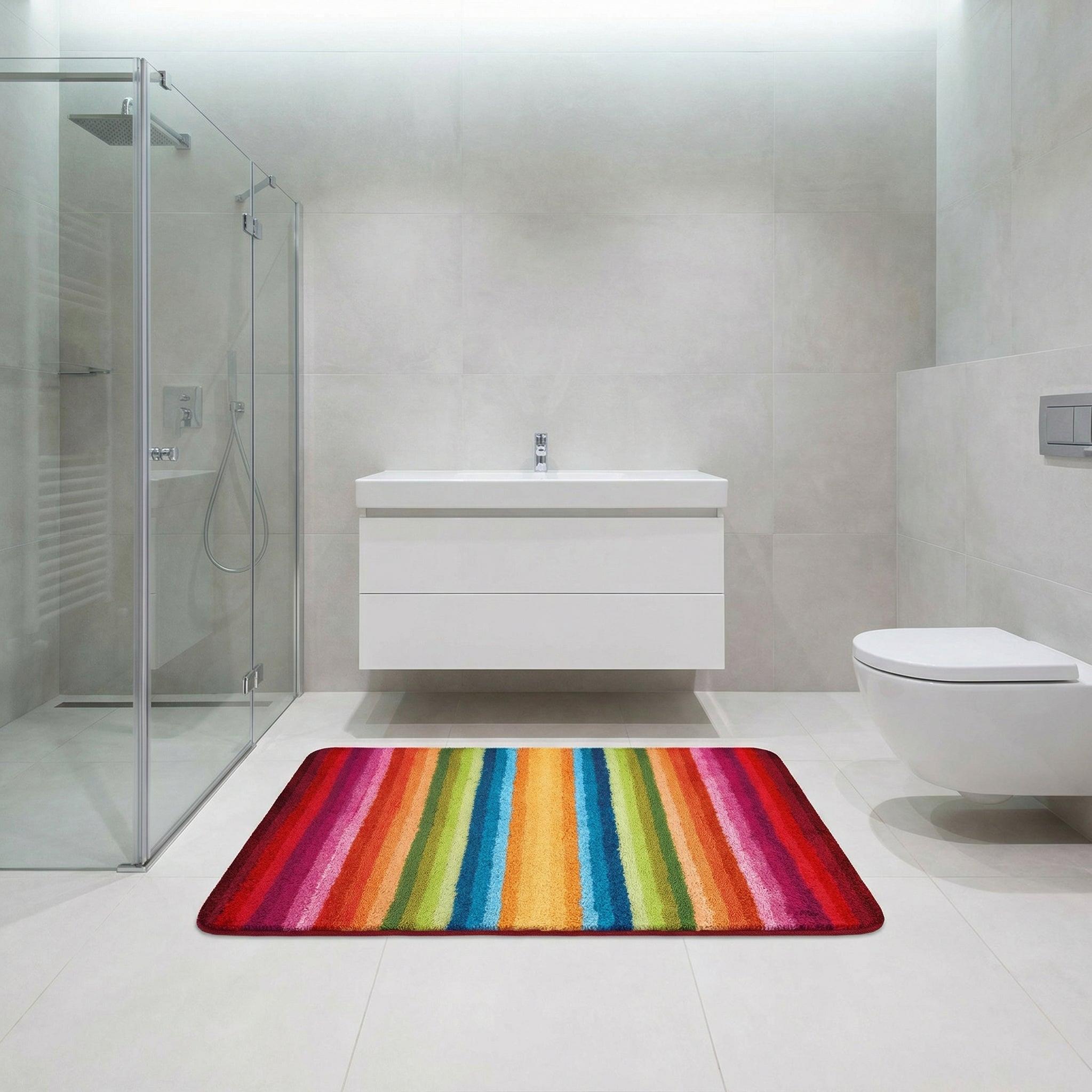 Bunter Badteppich mit Regenbogenstreifen in modernem weißen Badraum