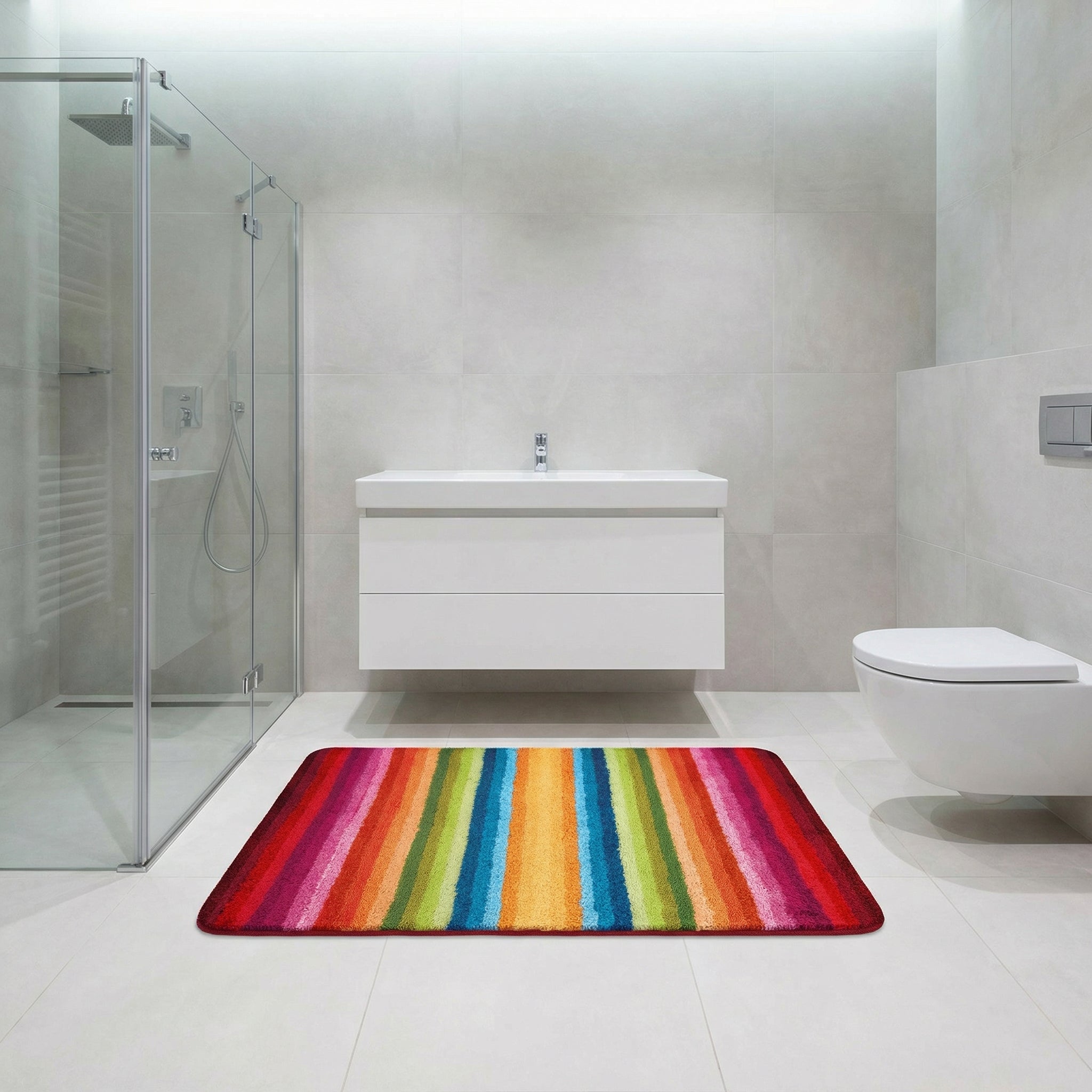 Bunter Badteppich mit Regenbogenstreifen in modernem weißen Badraum
