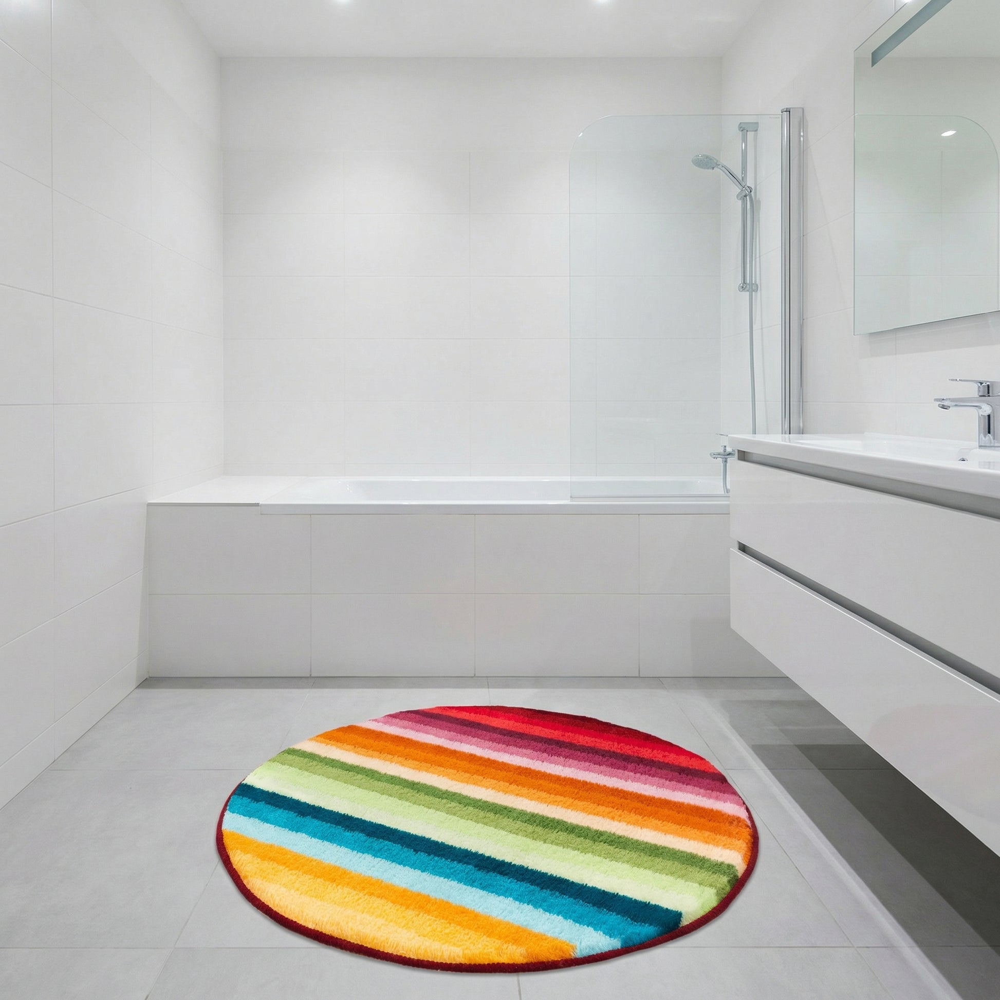 Runder, bunter Badteppich mit Streifen in modernem, weißen Badezimmer