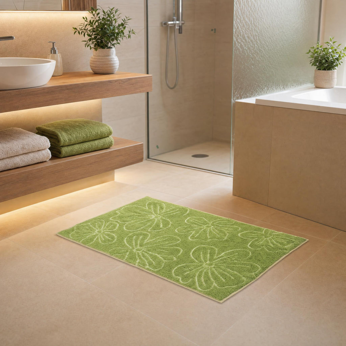 Grüne Badematte mit Blumenmuster in modernem Badezimmer vor Dusche.