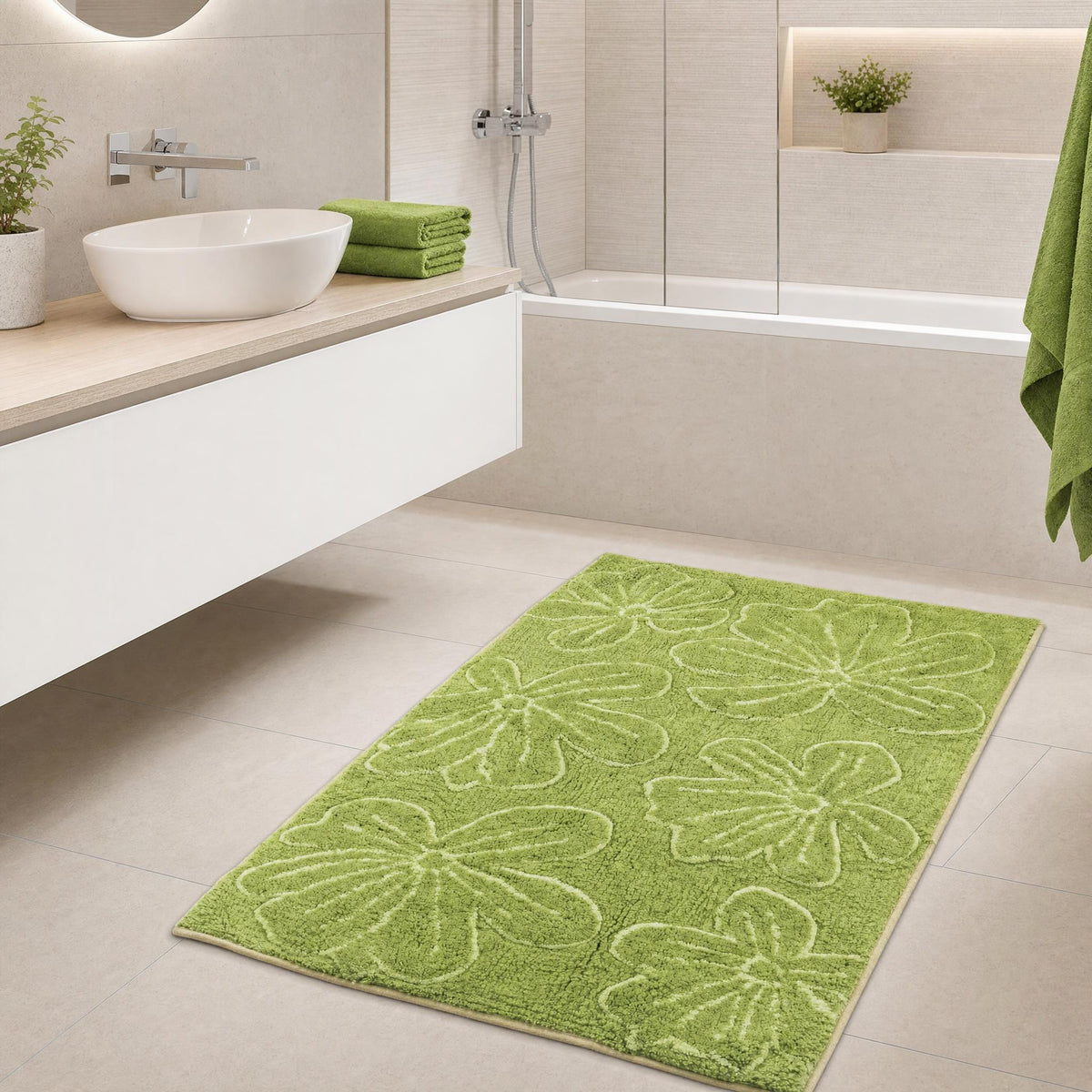 Grüner Badteppich mit Blumenmuster in hellem, modernem Badezimmer.
